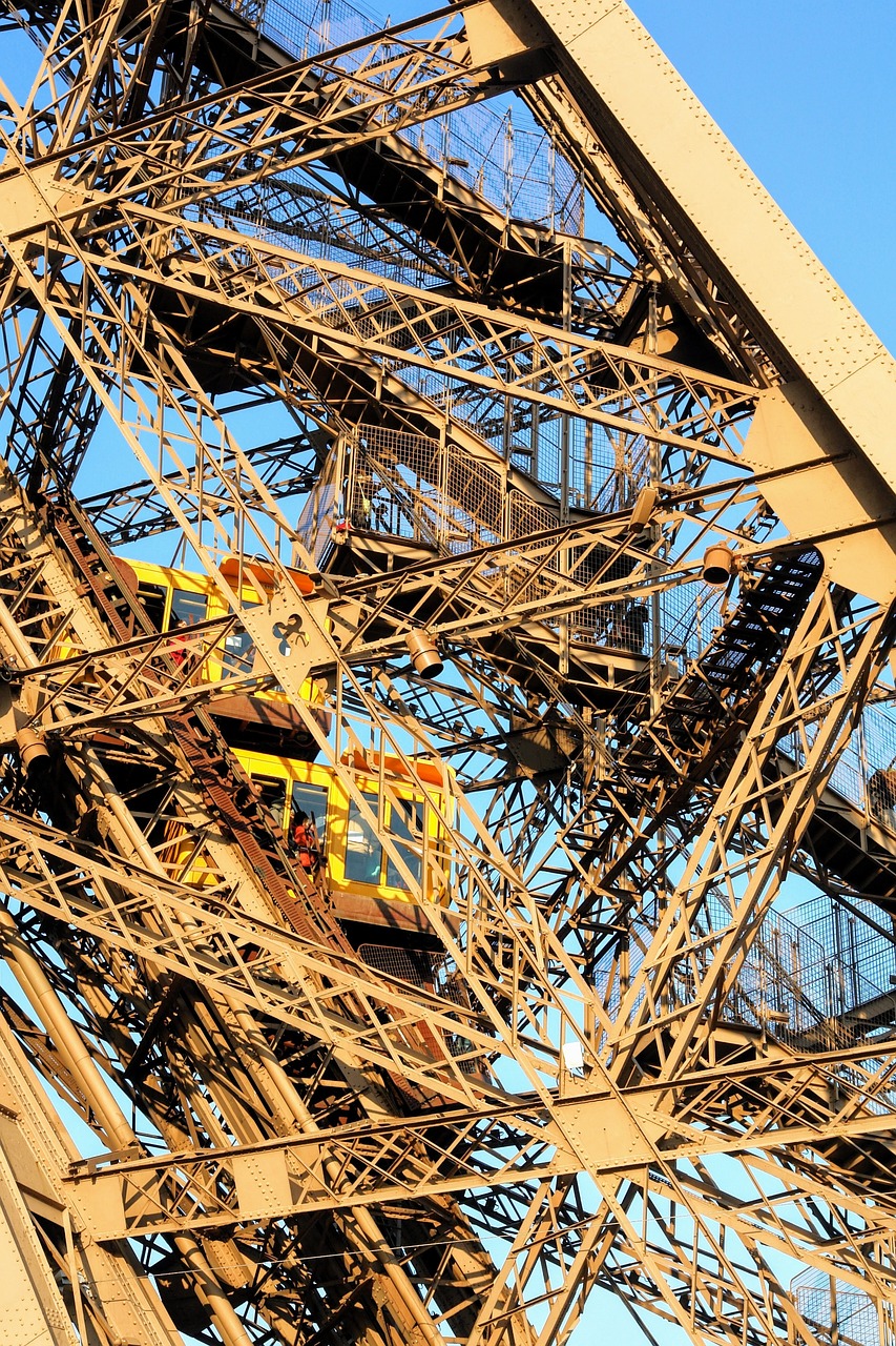 Mairie de Paris : rouille sur la tour Eiffel
