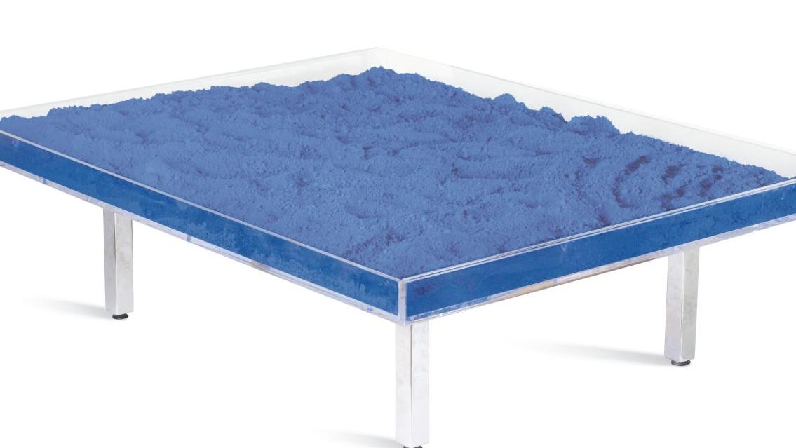 Yves Klein (1928-1962), table basse dite « Bleu Klein », plateau rectangulaire en... Le bleu Klein comme matière