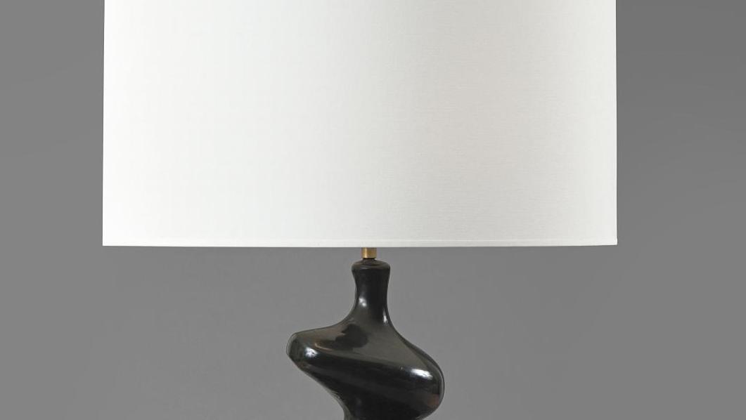 Georges Jouve (1910-1964), lampe en céramique émaillée noire signée en creux de l’alpha... Prouvé, Jeanneret et Jouve,  le renouveau des lignes