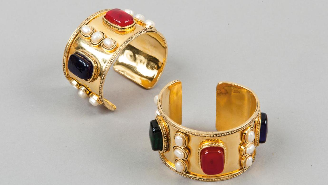 Chanel par Victoire de Castellane. Paire de bracelets manchettes en métal doré, ornés... Chanel vintage