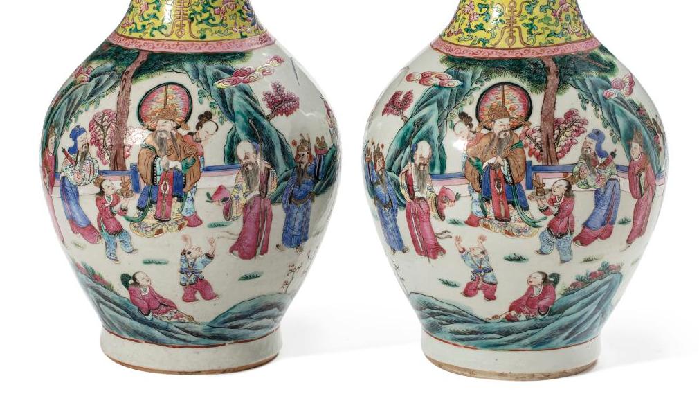 Chine, vers 1850. Paire de vases à long col évasé en porcelaine et émaux de la famille... Porcelaine de longévité
