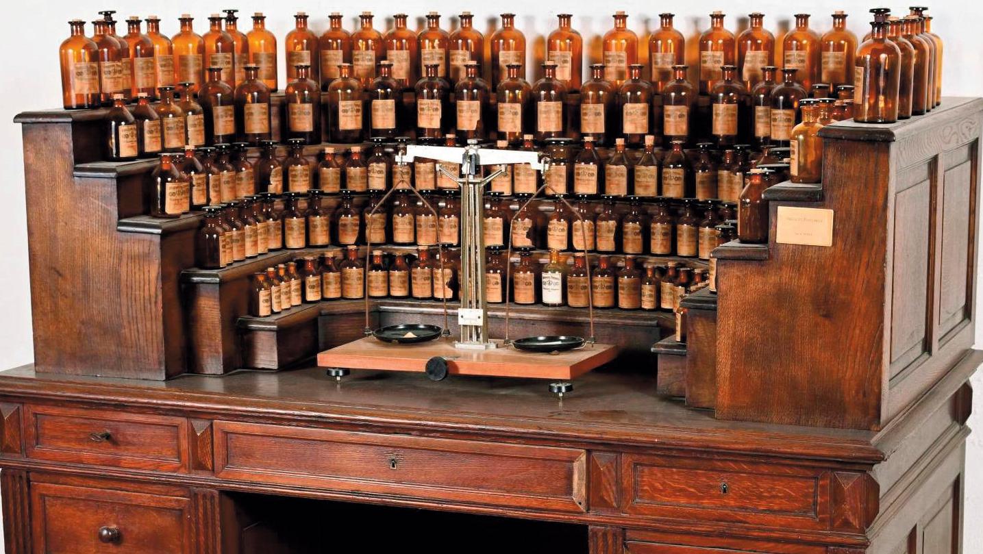 31 250 €Orgue de parfumeur des années 1930-1950, comportant environ 300 différents... Cote : les objets du parfum
