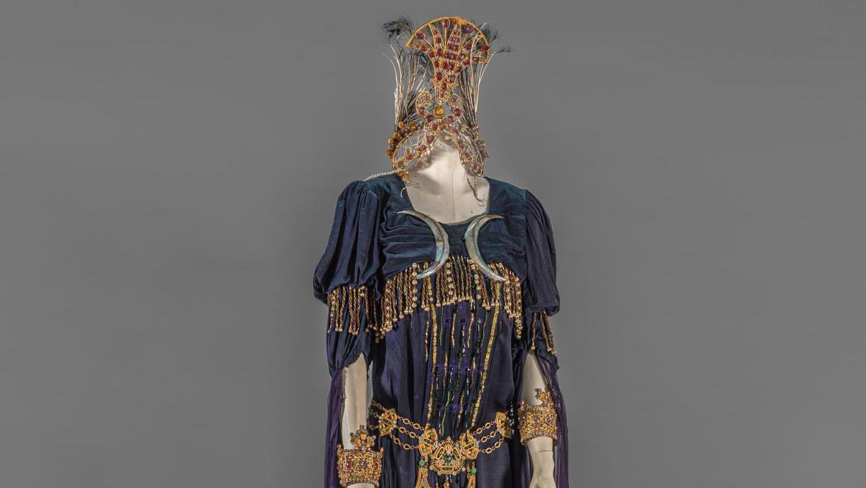 Costume et accessoires pour l’opéra Salammbô d’Ernest Reyer, vers 1910, cape et robe,... Quand la cantatrice Lysiane Doriani met Salammbô sous les feux de la rampe