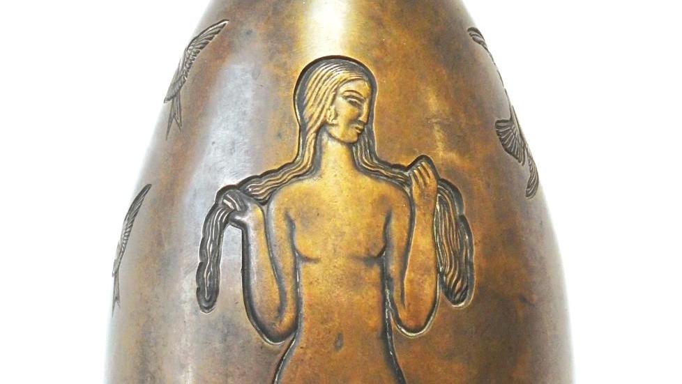 Joachim Costa (1888-1971), vase de forme ovoïde en bronze à col ourlé et talon rond... Baigneuses art déco sur un vase de Joachim Costa