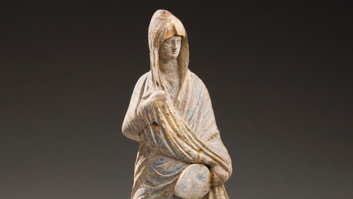 Art grec, Tanagra (Béotie), vers 325-300 av. J.-C., attribuée à l’atelier de la «Dame... Le charme antique des femmes de Tanagra