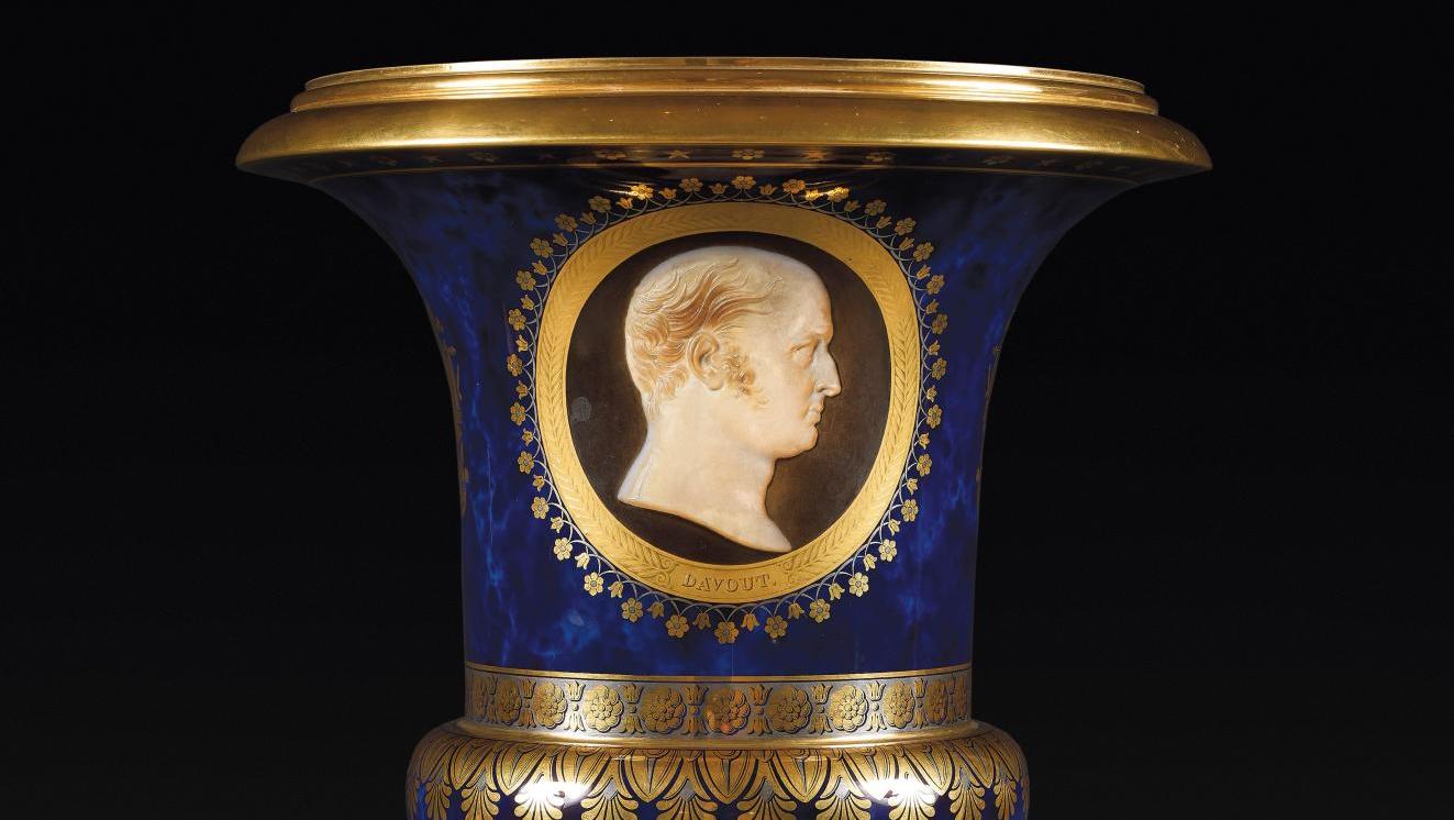 Manufacture de Sèvres, vers 1824. Vase Médicis en porcelaine orné du profil de Louis... Valeur artistique, témoignage historique