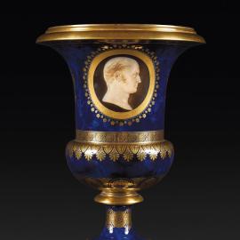 Un vase Médicis en porcelaine de Sèvres, témoignage historique - Avant Vente
