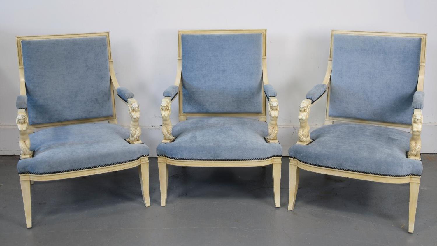 André Arbus (1903-1969). Suite de trois fauteuils, vers 1942, bois rechampi, accotoirs... À Toulouse, un appartement signé Arbus