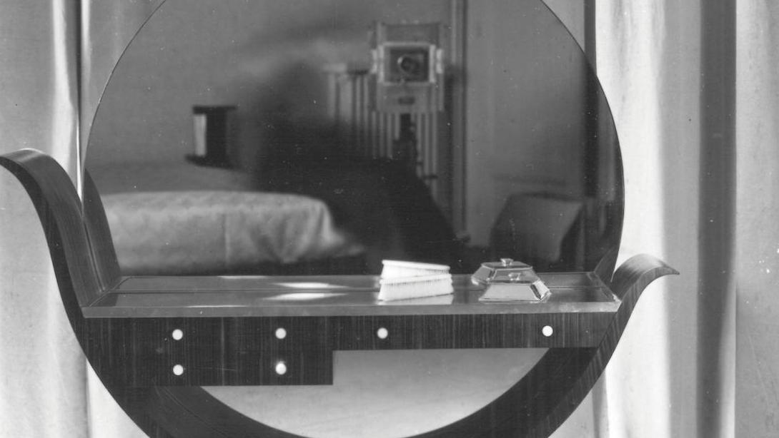 Coiffeuse en placage d’ébène de macassar, boutons d’ivoire, cinq tiroirs, 1931. Courtesy... Maurice Laffaille, de l’art déco à la peinture moderne