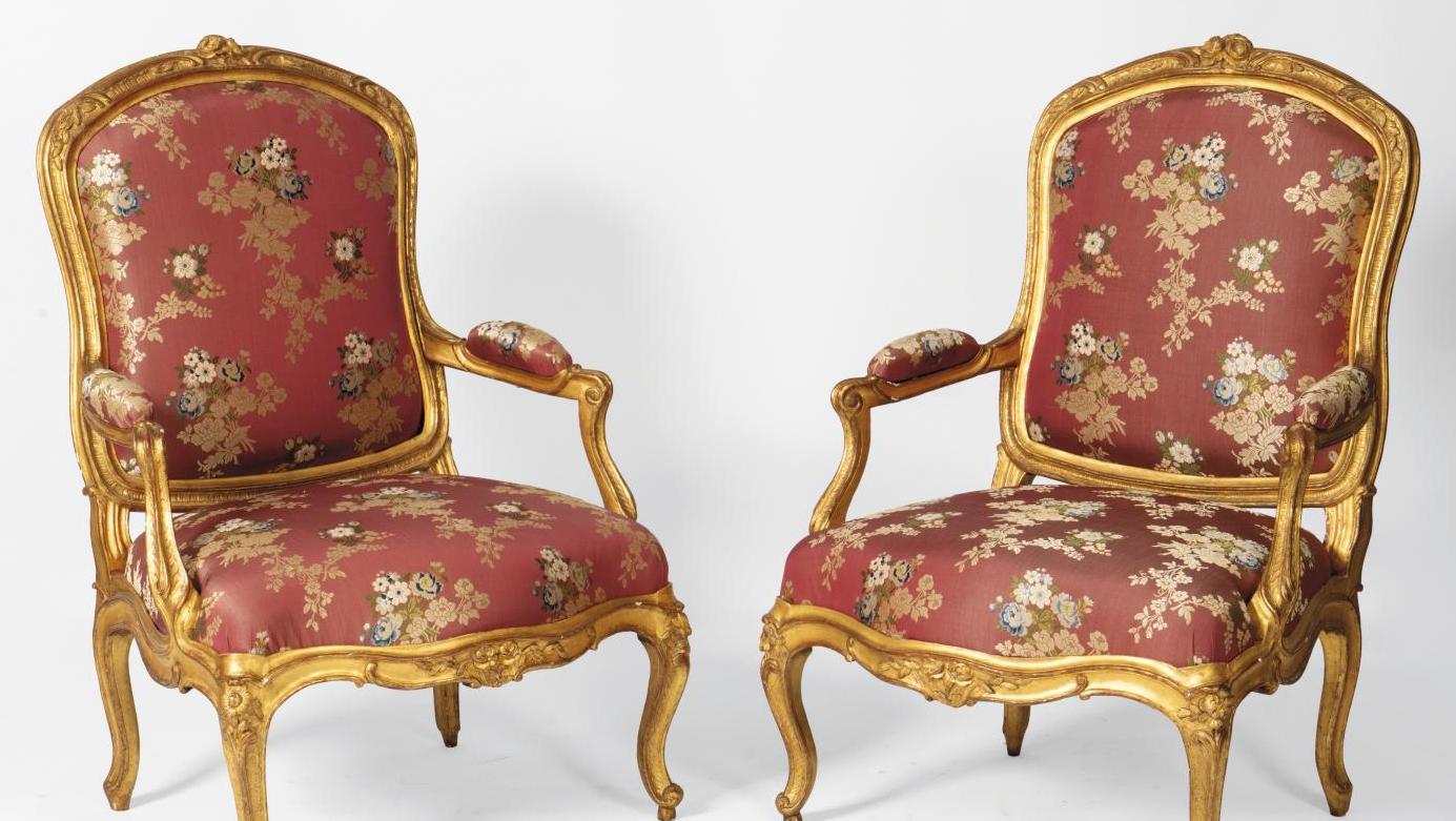 Paris, époque Louis XV, vers 1750-1760. Paire de larges fauteuils à dossier «à la... La majesté des sièges Louis XV
