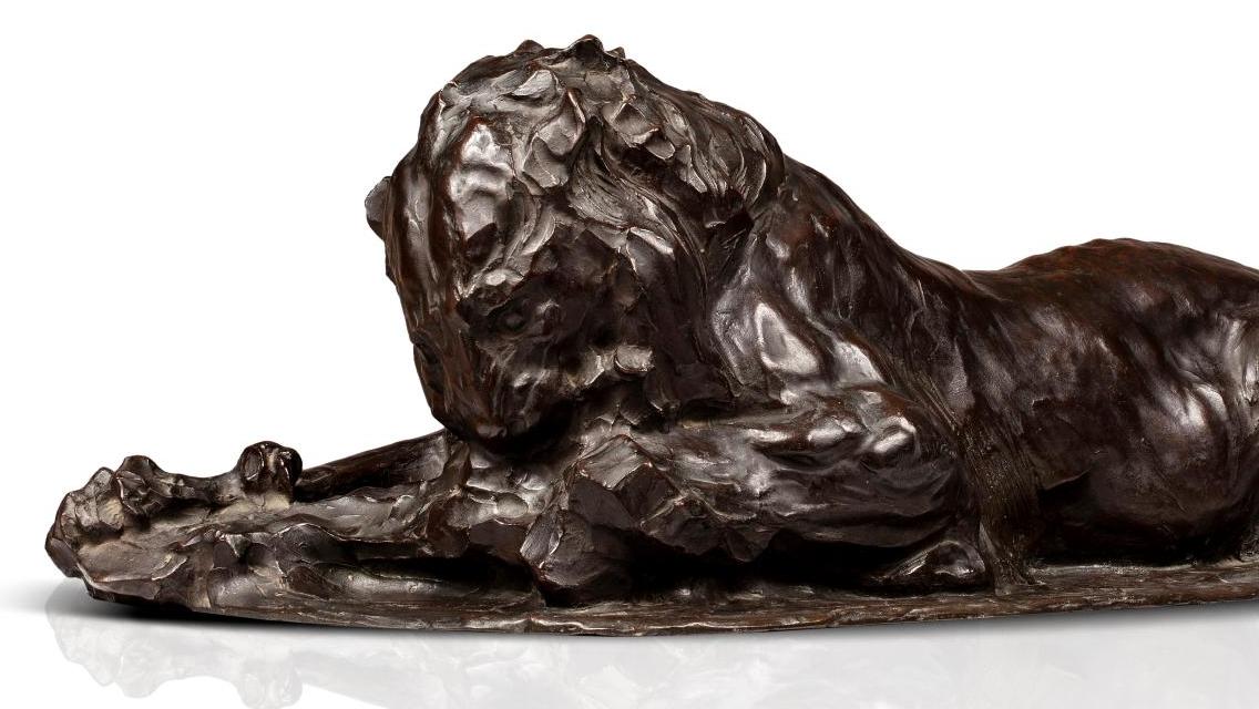 Rembrandt Bugatti (1884-1916), Lion couché dévorant, vers 1908, épreuve en bronze... Rugissement dans la cage de Bugatti