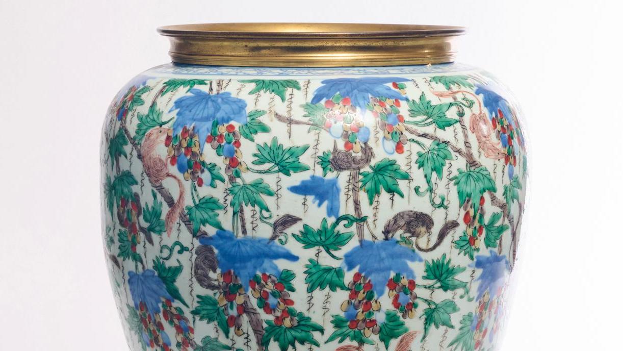 Chine, époque Kangxi (1662-1722). Potiche en porcelaine décorée de loirs parmi les... Bestiaire chinois sur une potiche Kangxi