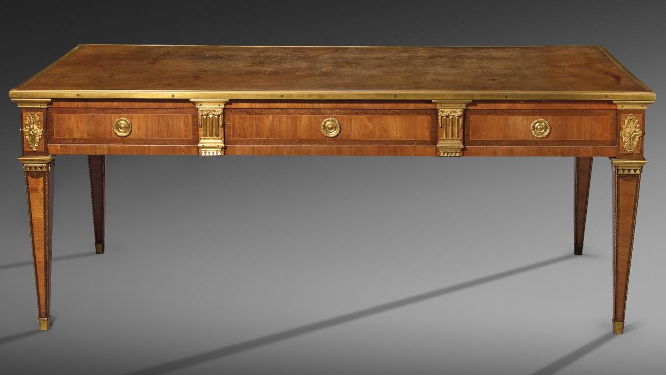 Bureau plat Louis XVI attribué à Claude-Charles Saunier, vers 1775-1785, bois de... Le bureau de Napoléon III