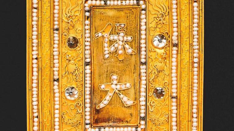 Kim Bài en or paré d’un décor en filigrane d’or à trois reprises, diamants et perles,... Une collection de décorations vietnamiennes représentant les 13 empereurs de la dynastie Nguyen