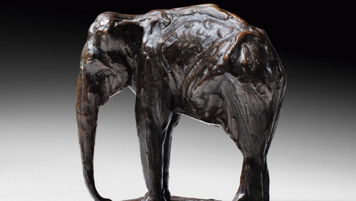 Rembrandt Bugatti (1884-1916), Petit éléphant au repos, épreuve en bronze, fonte... Bugatti et  les éléphants, une histoire d’amour