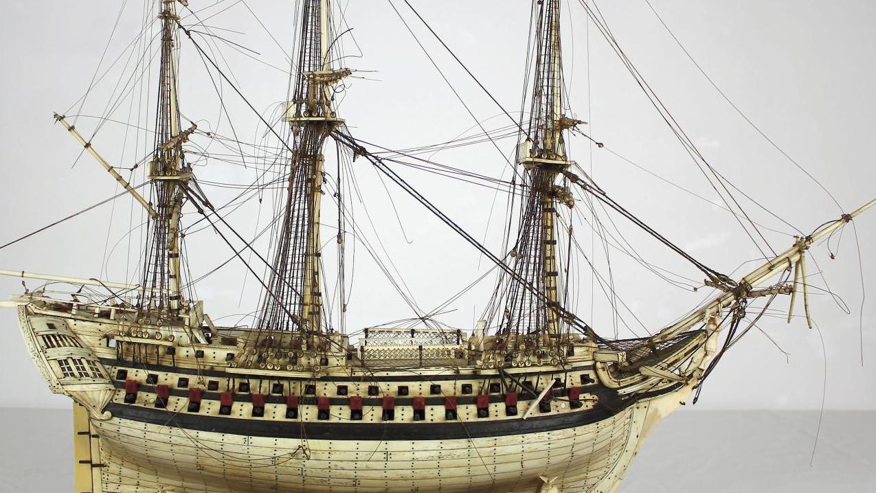 France, 1800-1820. Maquette de ponton d’un vaisseau à deux ponts, en os, 76 x 85,2 cm.... une Maquette tonitruante