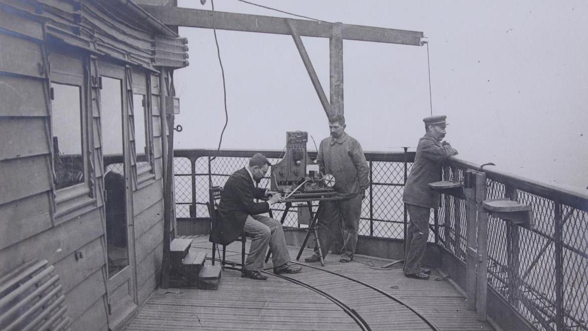 Fonds d’Ernest Roger (1864-1943), dont cette photo prise au sommet de la tour Eiffel... Ernest Roger, un pionnier de la télégraphie sans fil au sommet de la tour Eiffel