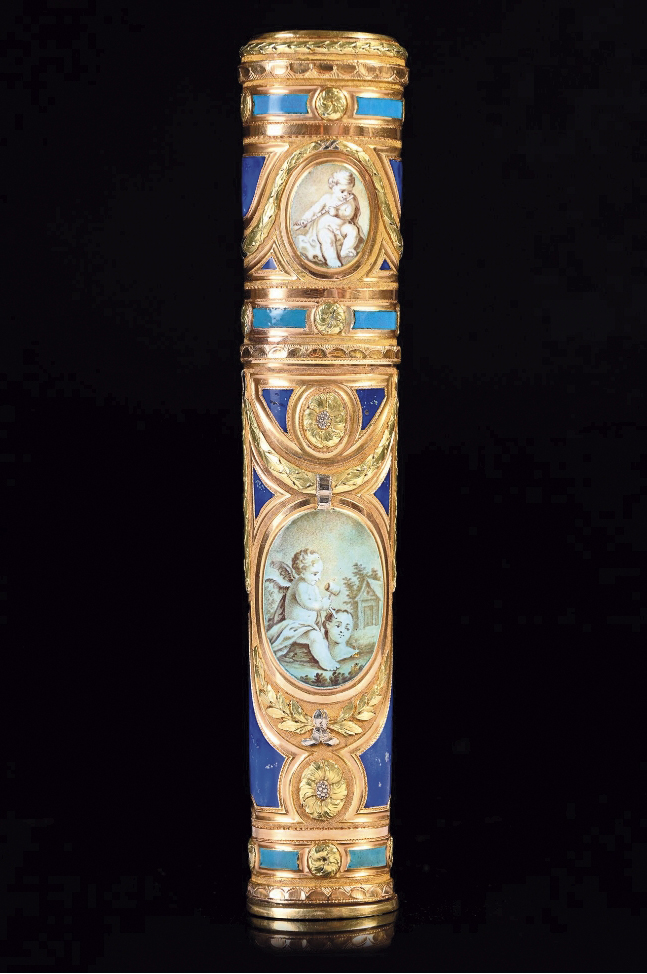 Paris, 1768-1774. Étui à cire en or de section ovale à décor émaillé polychrome, le fond imitant le lapis-lazuli émaillé bleu et parsemé d