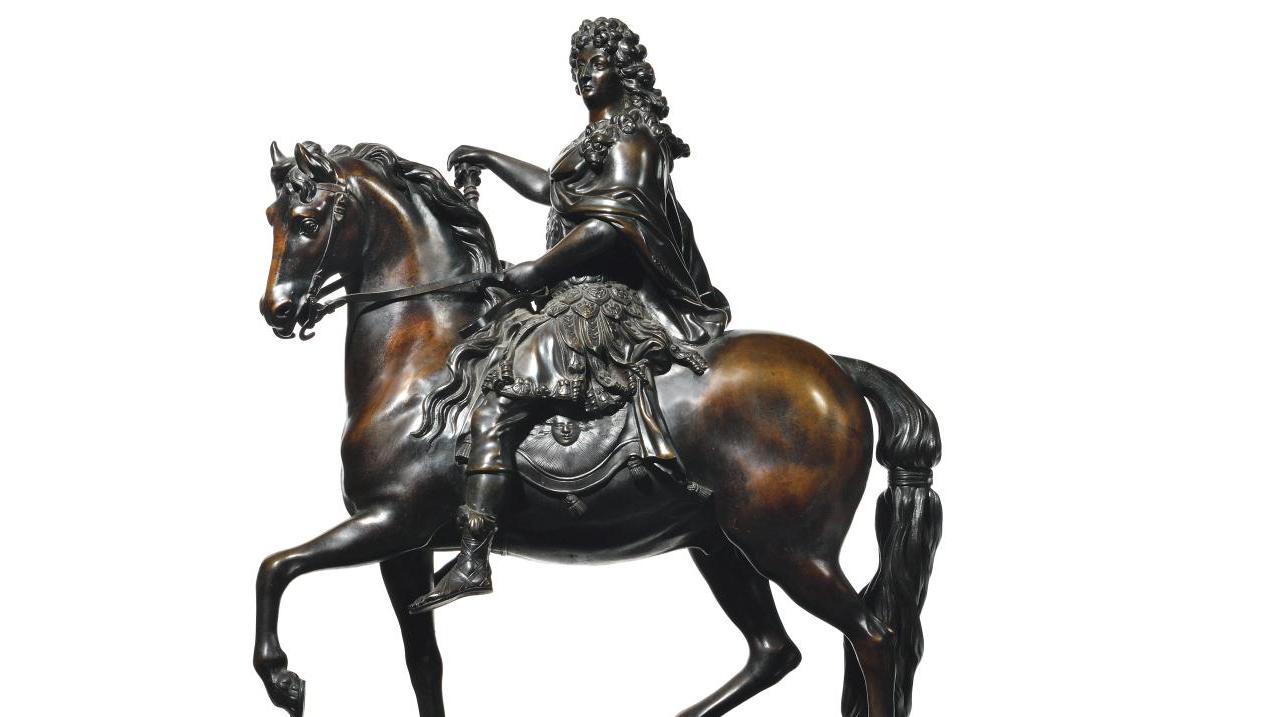 XIXe siècle, L’Escalier de cristal, à Paris, statue équestre en bronze de Louis XIV... Louis XIV à cheval dans un bronze du XIXe