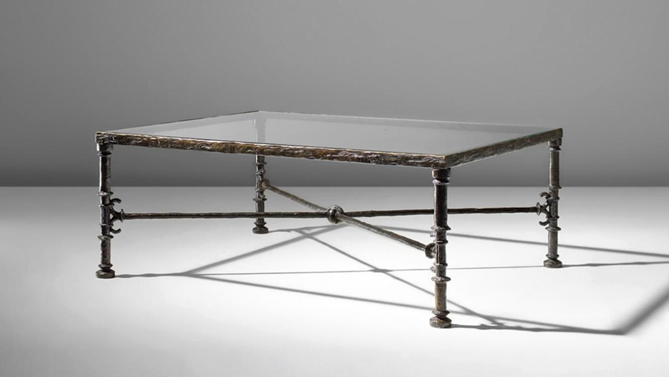 Diego Giacometti (1902-1985), Table basse grecque, vers 1968, bronze patiné et verre,... L'ode à l’antique de Diego Giacometti