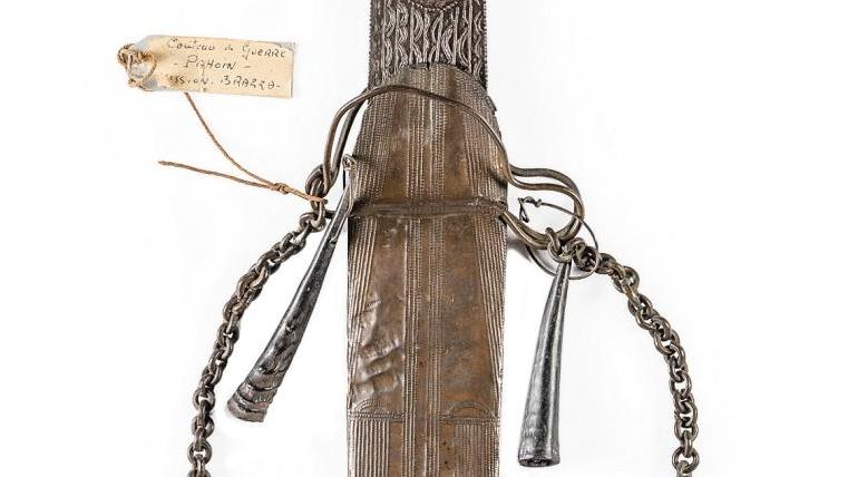 Fang, Gabon. Grand sabre de guerrier, fourreau en bois gainé de feuilles de laiton,... Collection  d’armes  africaines