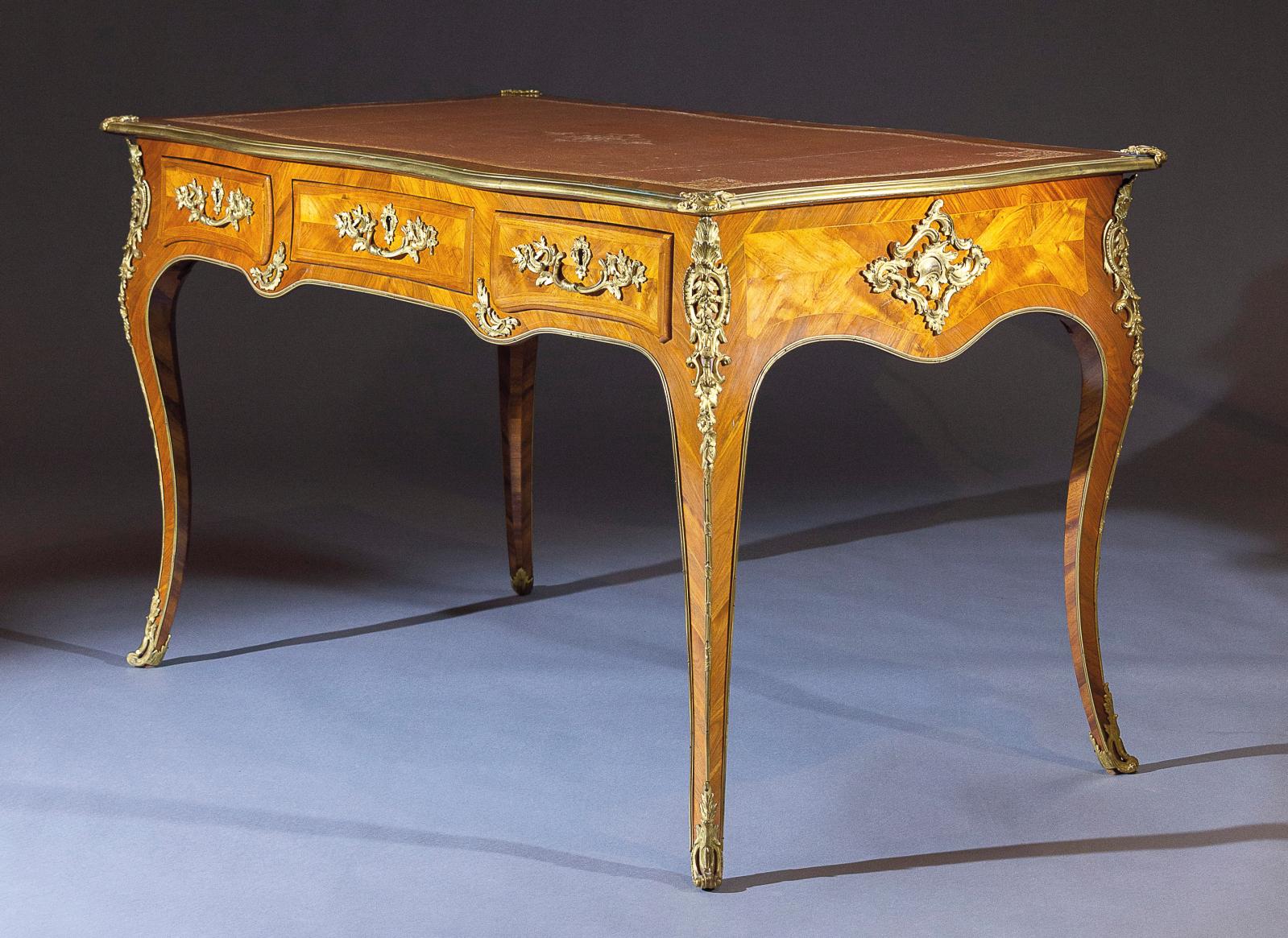 Époque Louis XV. Bureau plat en bois de rose et bois de violette, bronzes dorés, estampille de Pierre Roussel et JME, 79 x 133 x 76,5 cm. 