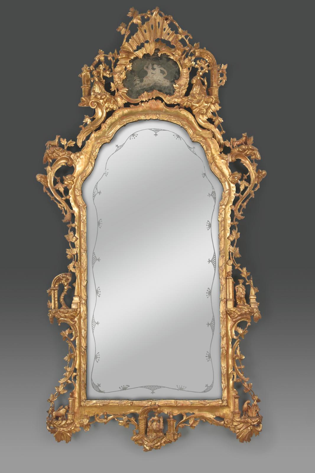 Italie, Venise, milieu du XVIIIe siècle. paire de grands miroirs en bois doré, h. 250, l. 135 cm environ (un reproduit). Estimation : 30 0