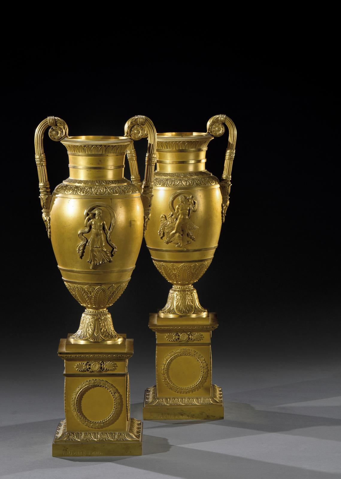Pierre-Philippe Thomire (1751-1843), paire de vases en bronze doré mat sur piédouche avec décors appliqués, les deux signés «Thomire à Paris», époque 