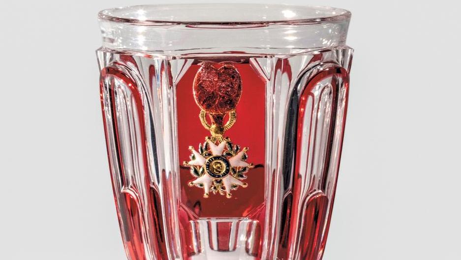 3 828 €Baccarat, XIXe siècle, verre à pied en cristal overlay rouge orné d’un motif... Cote : les verres en cristallo-cérame