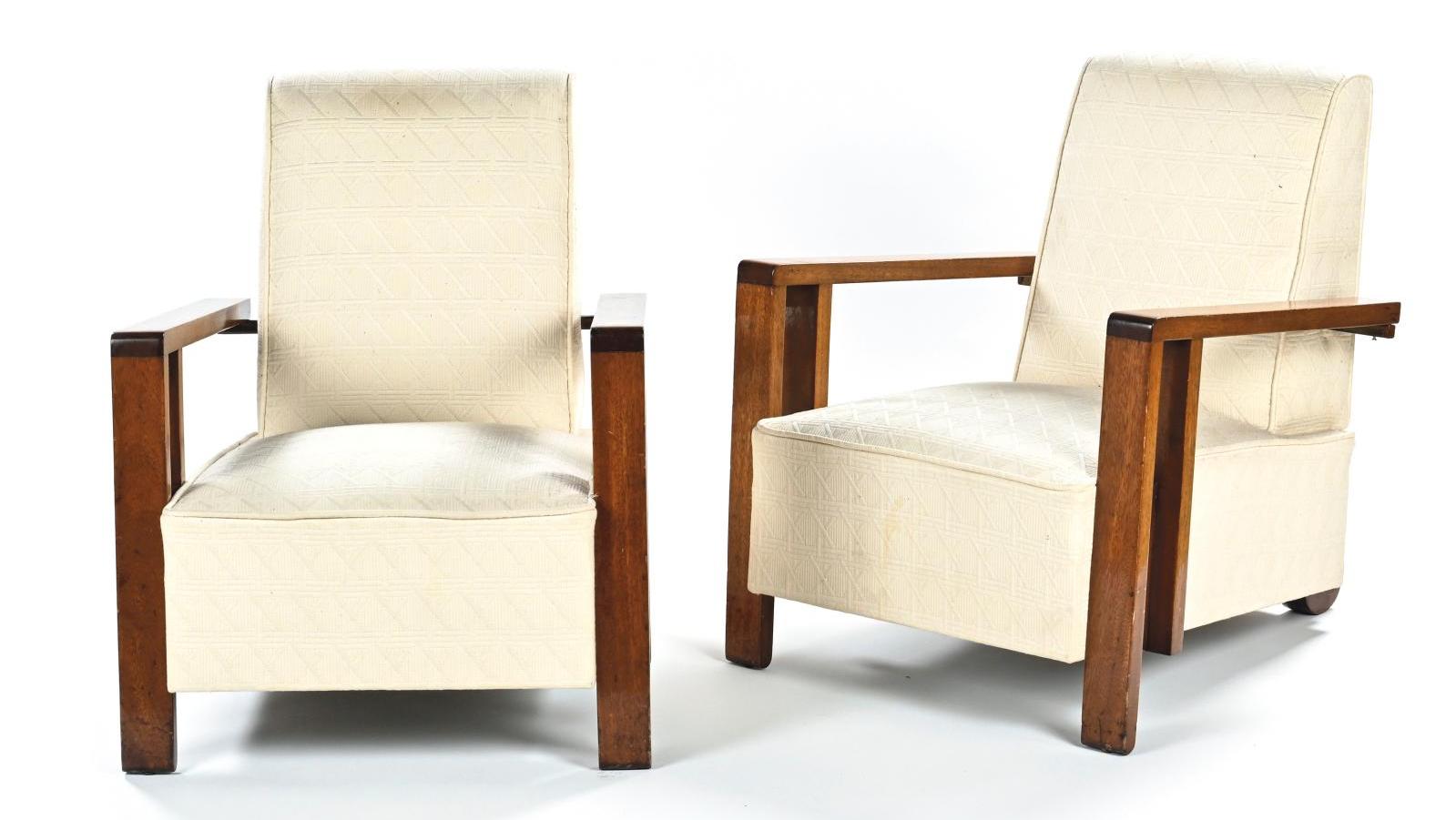 André Sornay (1902-2000), paire de fauteuils en bois et laiton doré, garnis et tapissés... Deux fauteuils modernistes d'André Sornay 