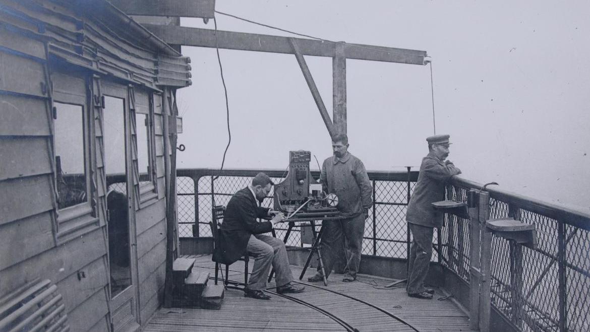 Fonds d’Ernest Roger (1864-1943), dont cette photo prise au sommet de la tour Eiffellors... Naissance de la TSF en haut de la tour Eiffel