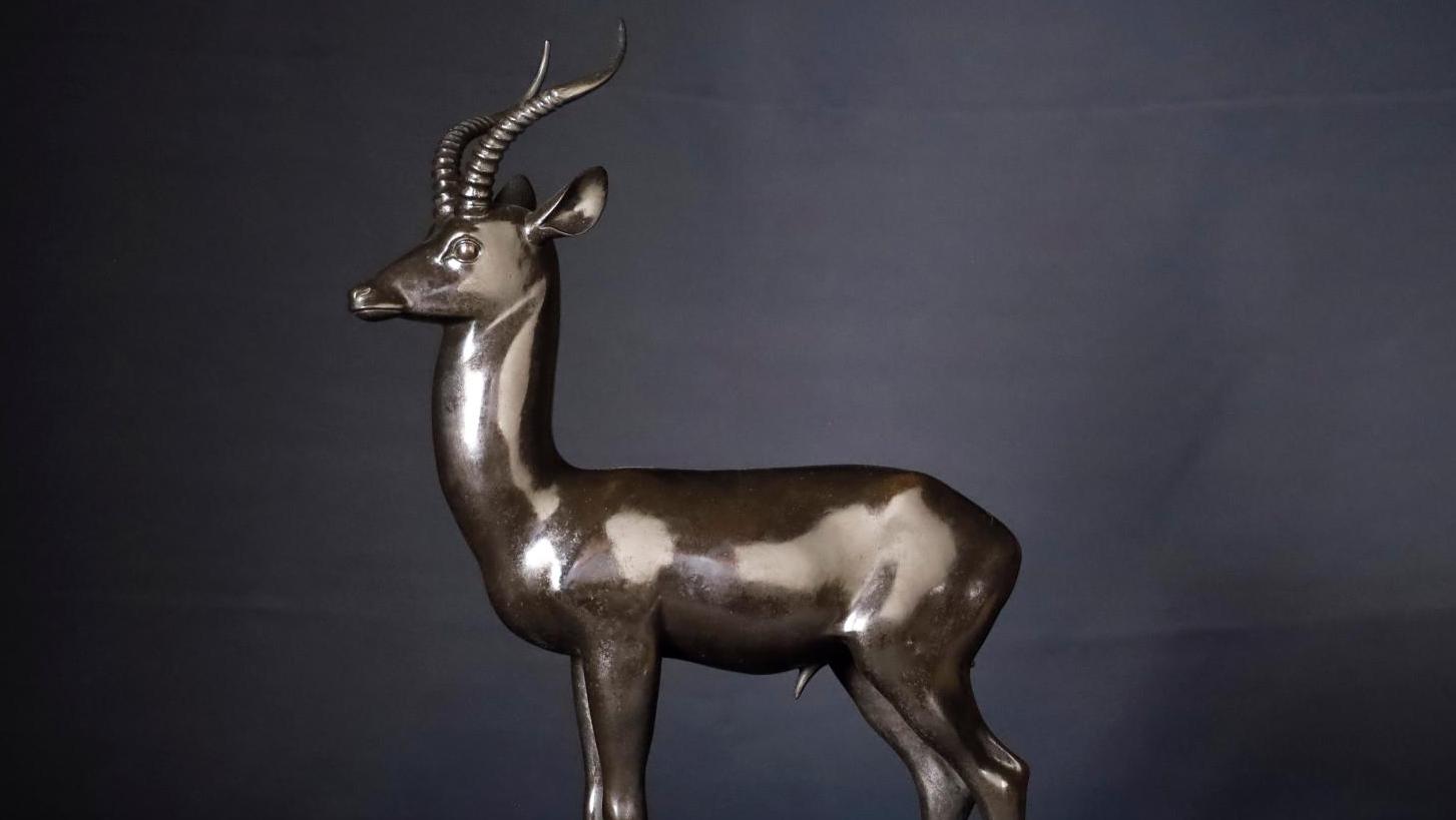 Armand Petersen (1891-1969), Antilope kob, épreuve en bronze à la cire perdue à patine... Une antilope aux aguets du sculpteur animalier Armand Petersen