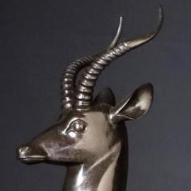 Une antilope aux aguets du sculpteur animalier Armand Petersen