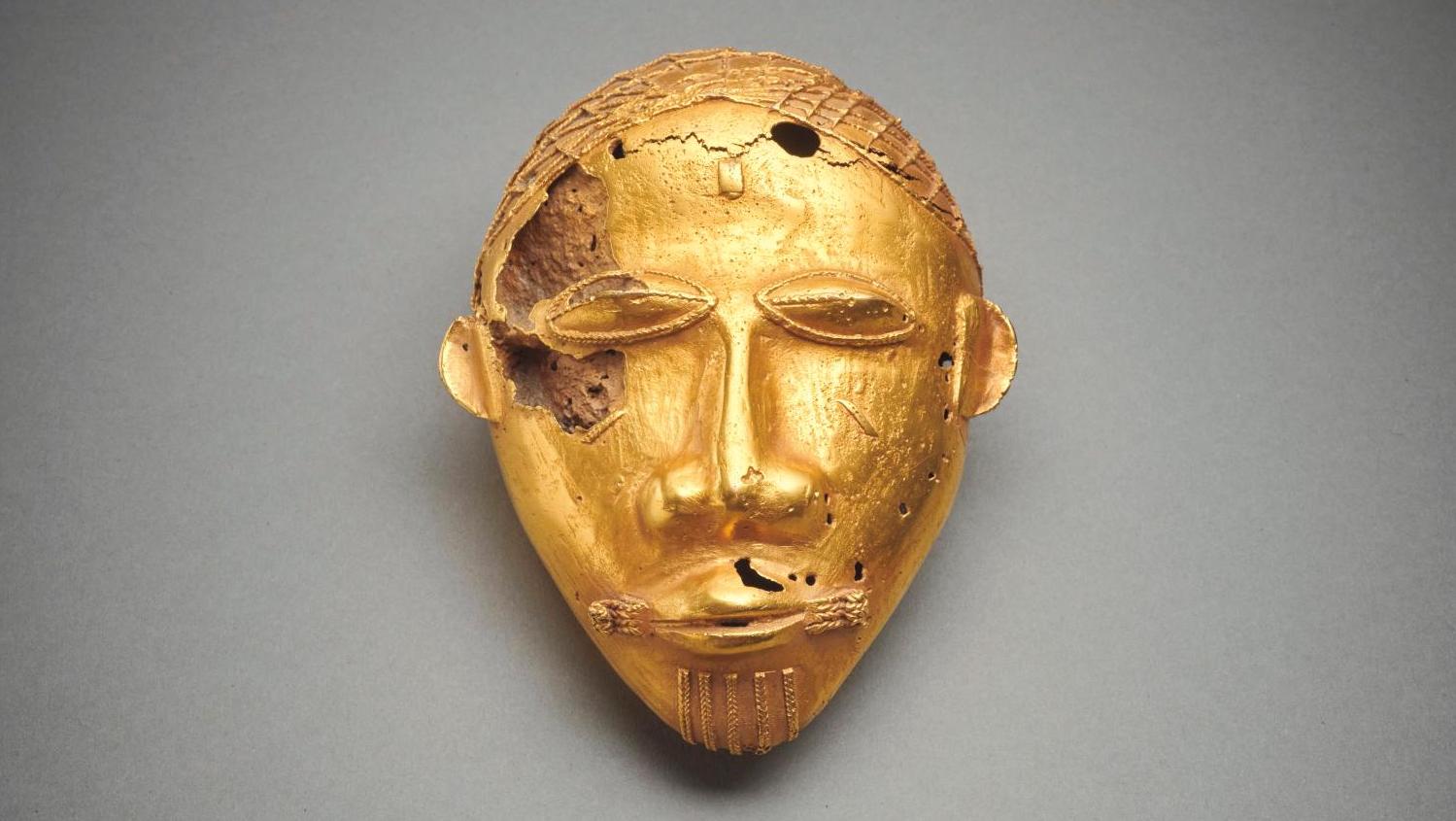 Akan ou Baoulé, Ghana ou Côte d’Ivoire. Masque d’homme, alliage d’or, de cuivre,... Un masque africain en or comme un fétiche