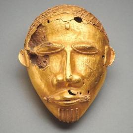Un masque africain en or comme un fétiche