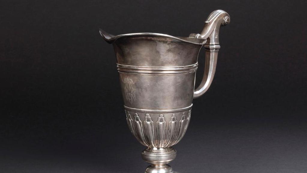 1703-1704, attribuée à Blois. Aiguière casque à manche crosse en argent à appliques,... Une rare aiguière casque marquée d’un porc-épic