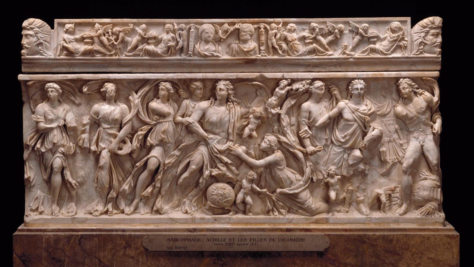 Sarcophage représentant l’épisode d’Achille à Skyros, 210-220 apr. J.-C., marbre... Achille, héros de légende à l'honneur à Nîmes