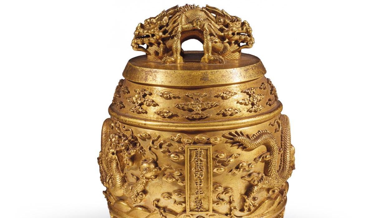 Chine, époque Kangxi (1662-1722). Cloche rituelle bianzhong en bronze doré, à décor... Une cloche impériale chinoise d’époque Kangxi du comte de Semallé