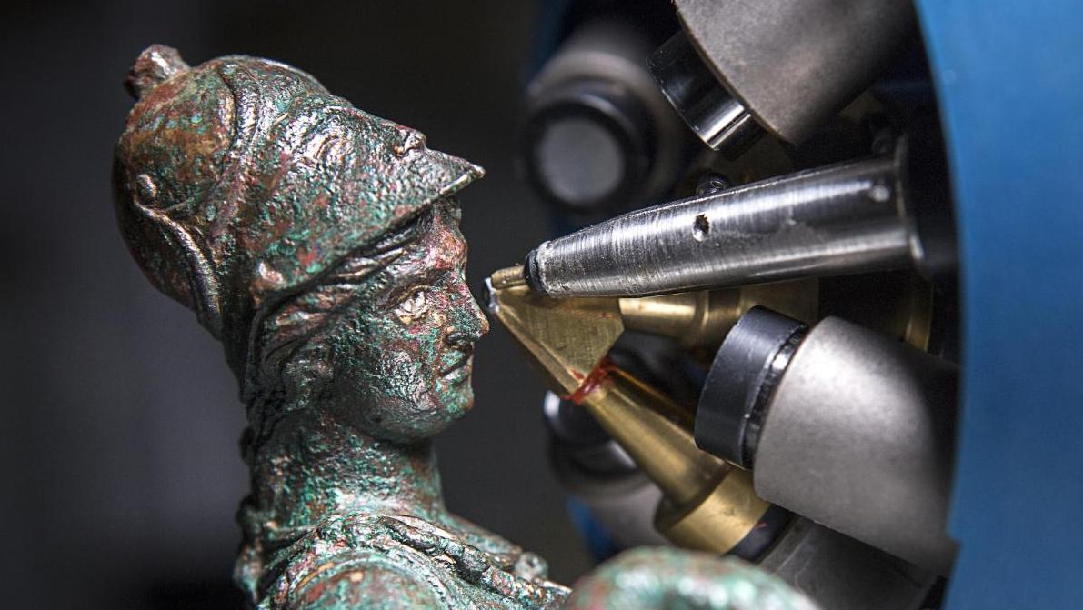 Statuette du trésor des bronzes de Bavay analysée à l’aide du système AGLAÉ. New Aglaé, déesse des particules