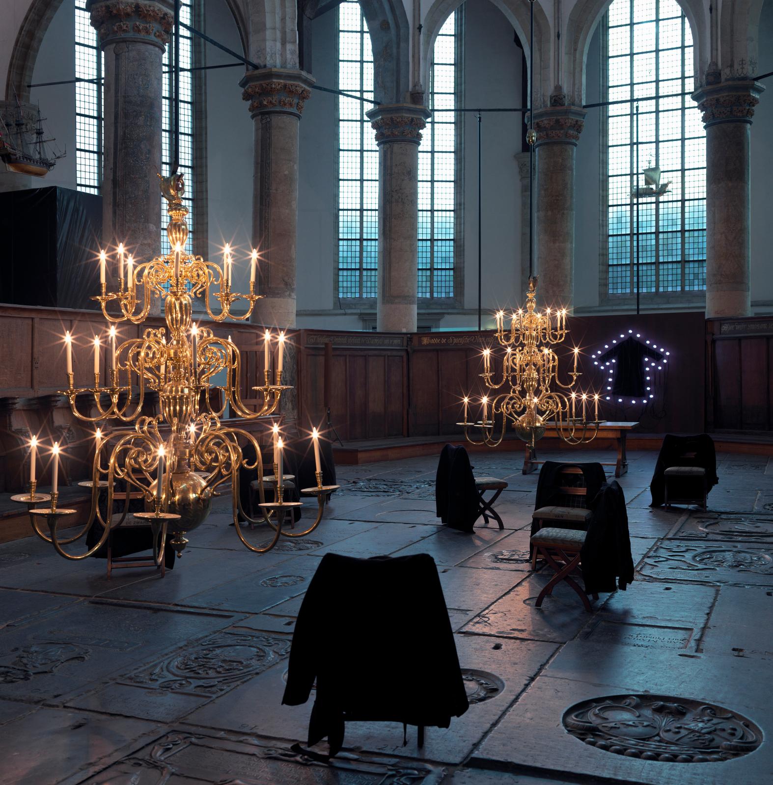 «Na», Oude Kerk, Amsterdam, 2017, monolithes, plastique noir, lustres, vêtements. 