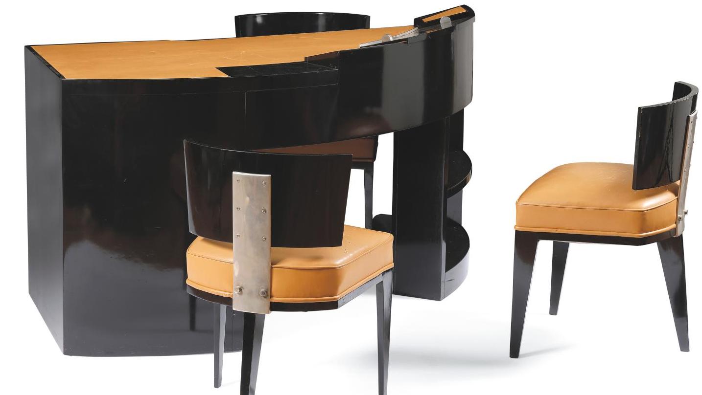 Paul Dupré-Lafon (1900-1971), bureau quart de cercle en bois relaqué noir, cuir fauve,... Succès annoncé pour le mobilier de Paul Dupré-Lafon