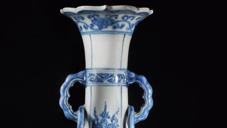 Chine, époque Zhengde (1506-1521), vase balustre à haut col évasé polylobé en porcelaine... Une porcelaine chinoise à la forme du bronze