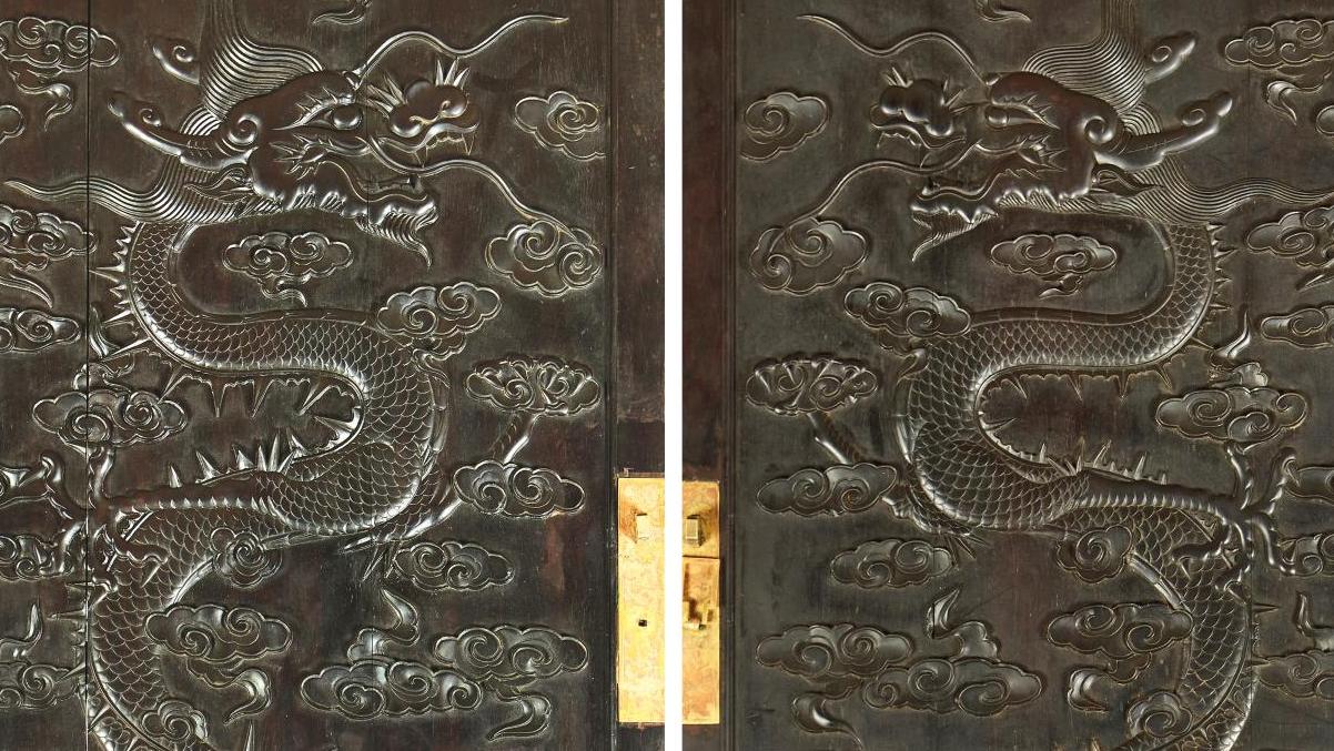 Chine, époque Qing, XIXe siècle. Deux portes en zitan formées de deux panneaux dans... Le bois de zitan aimé des empereurs chinois