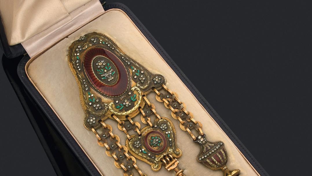 Caron horloger, Paris, époque Louis XVI, châtelaine en or jaune gravé, à décor sur... Caron de Beaumarchais,  horloger