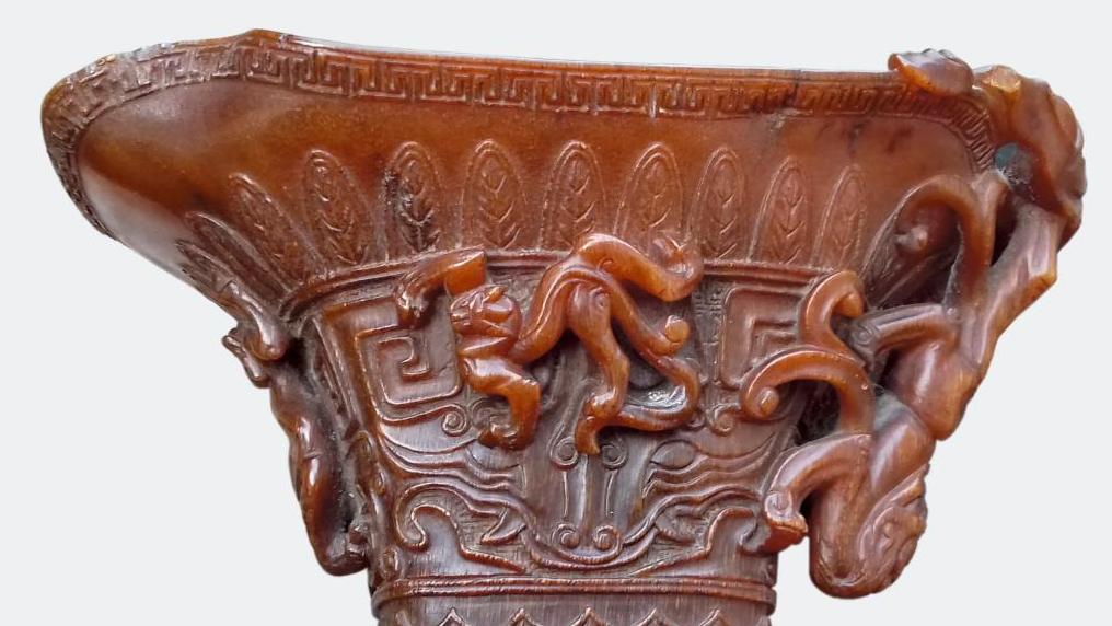 Chine XVIIe-XVIIIe siècle. Coupe libatoire en corne de rhinocéros sculptée, 8 x 13,5... Rituels  de la Chine