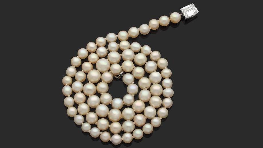 Collier de 75 perles fines et une perle de culture, fermoir en or 18k serti d'un... Collier de perles, qu’elles soient fines ou de culture, entre amour et désamour