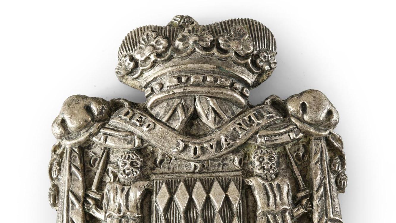 Début du XIXe siècle. Plaque de harnais en métal repoussé argenté aux armes de la... Les boutons de la collection Stéphanie de Villefranche