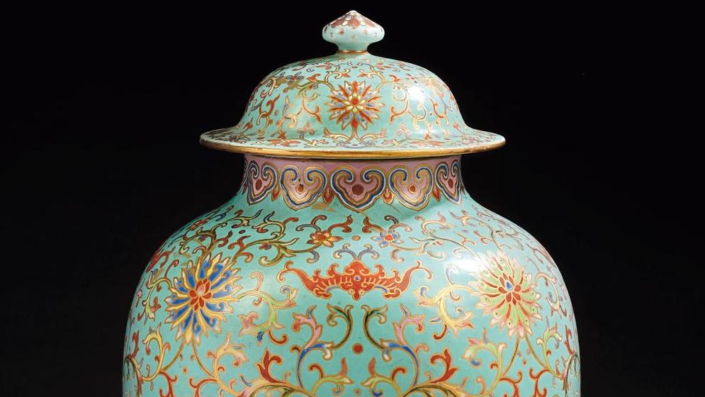 Chine, époque Qianlong (1736-1795). Potiche balustre en porcelaine émaillée polychrome... Les ateliers porcelainiers de Qianlong font le score
