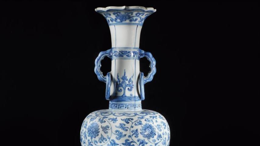 Chine, époque Zhengde (1506-1521). Vase balustre à haut col évasé polylobé en porcelaine... La Chine triomphe avec une porcelaine bleu et blanc 