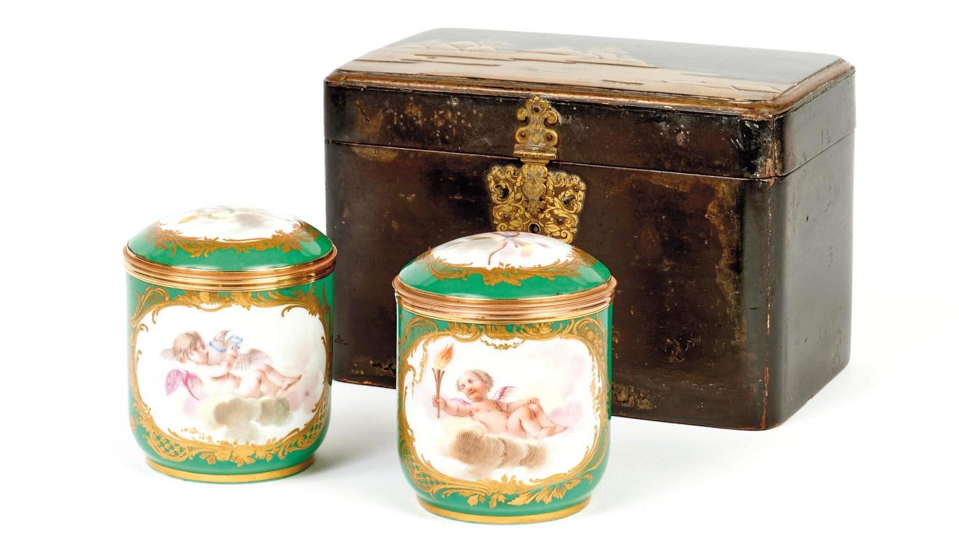 Sèvres, vers 1774. Paire de pots à tabac couverts en porcelaine tendre à décor d’amours... Le bon tabac de François Boucher fait des émules